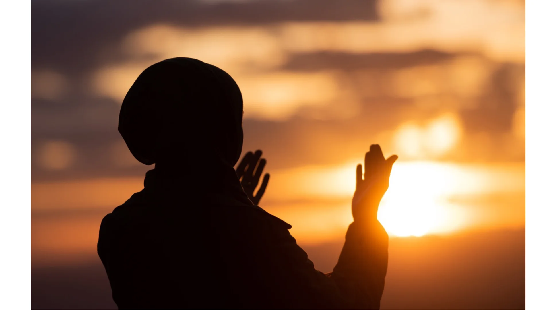 Persona en oración al atardecer