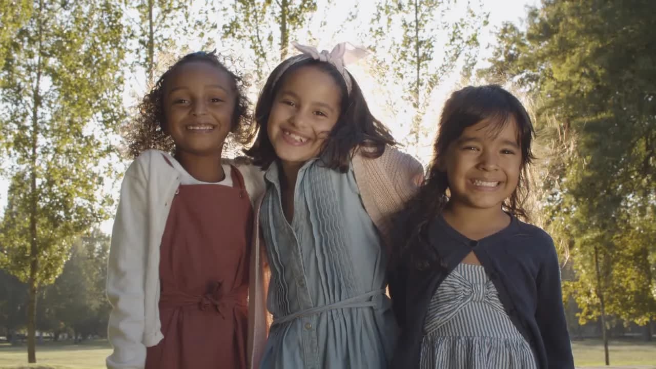 Tres niñas unidas en una comunidad latinoamericana