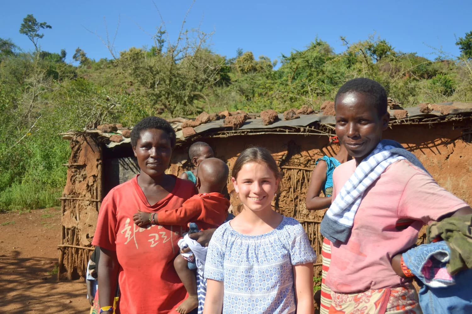 Sandra Prieto sirviendo junto a una comunidad en África