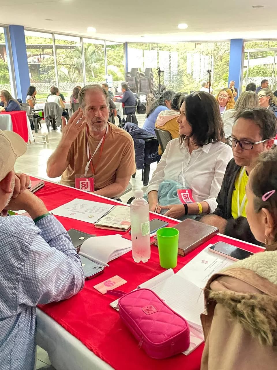 Participantes de SIGUE Network trabajando en equipo