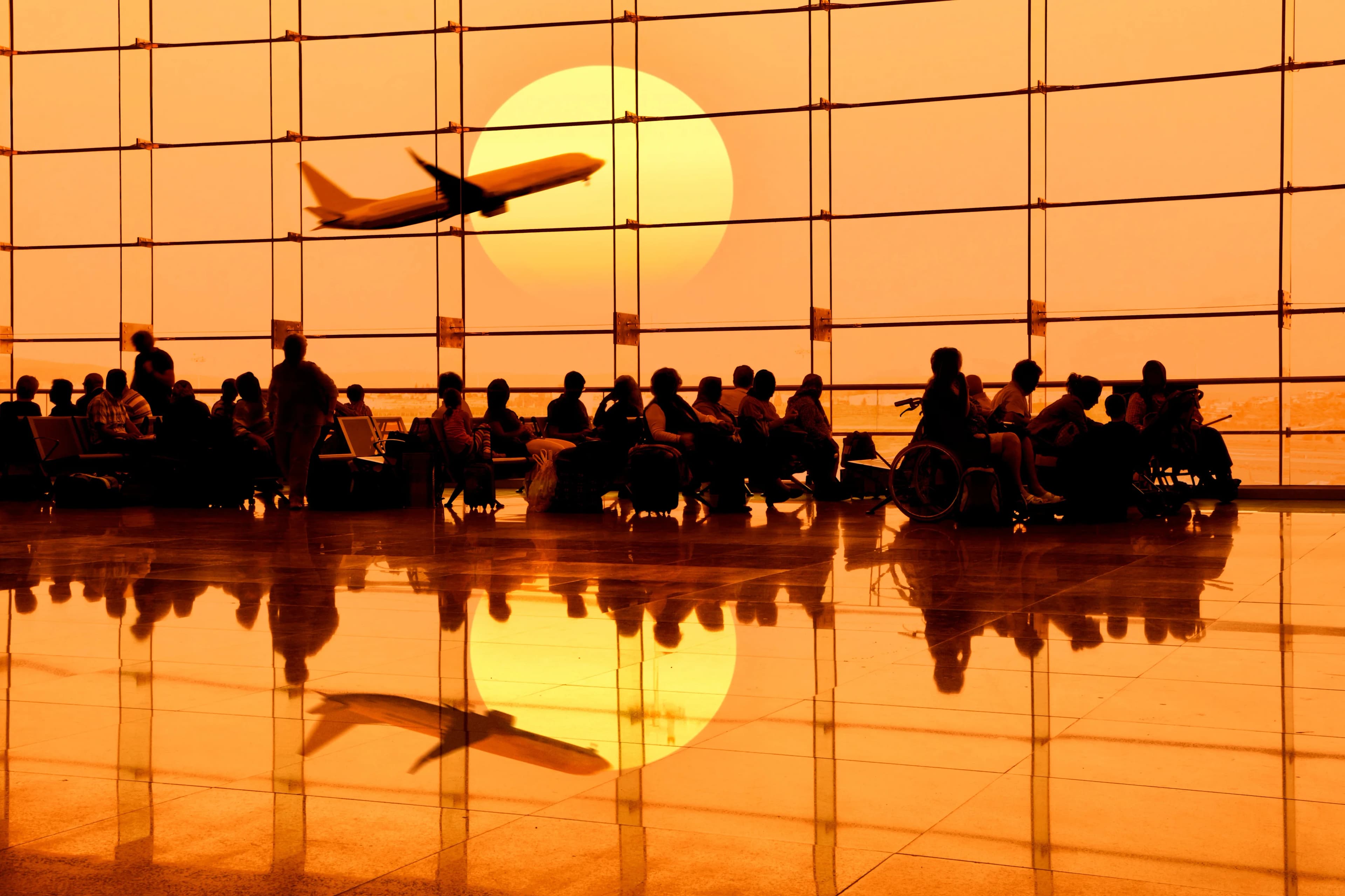 Viajeros en un aeropuerto al atardecer