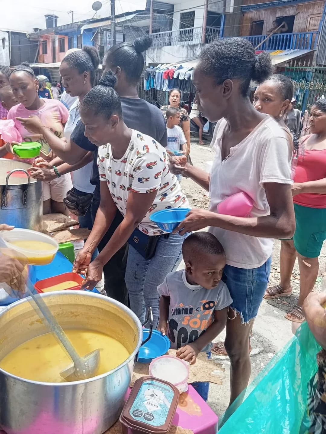 Proyecto comunitario sirviendo alimentos
