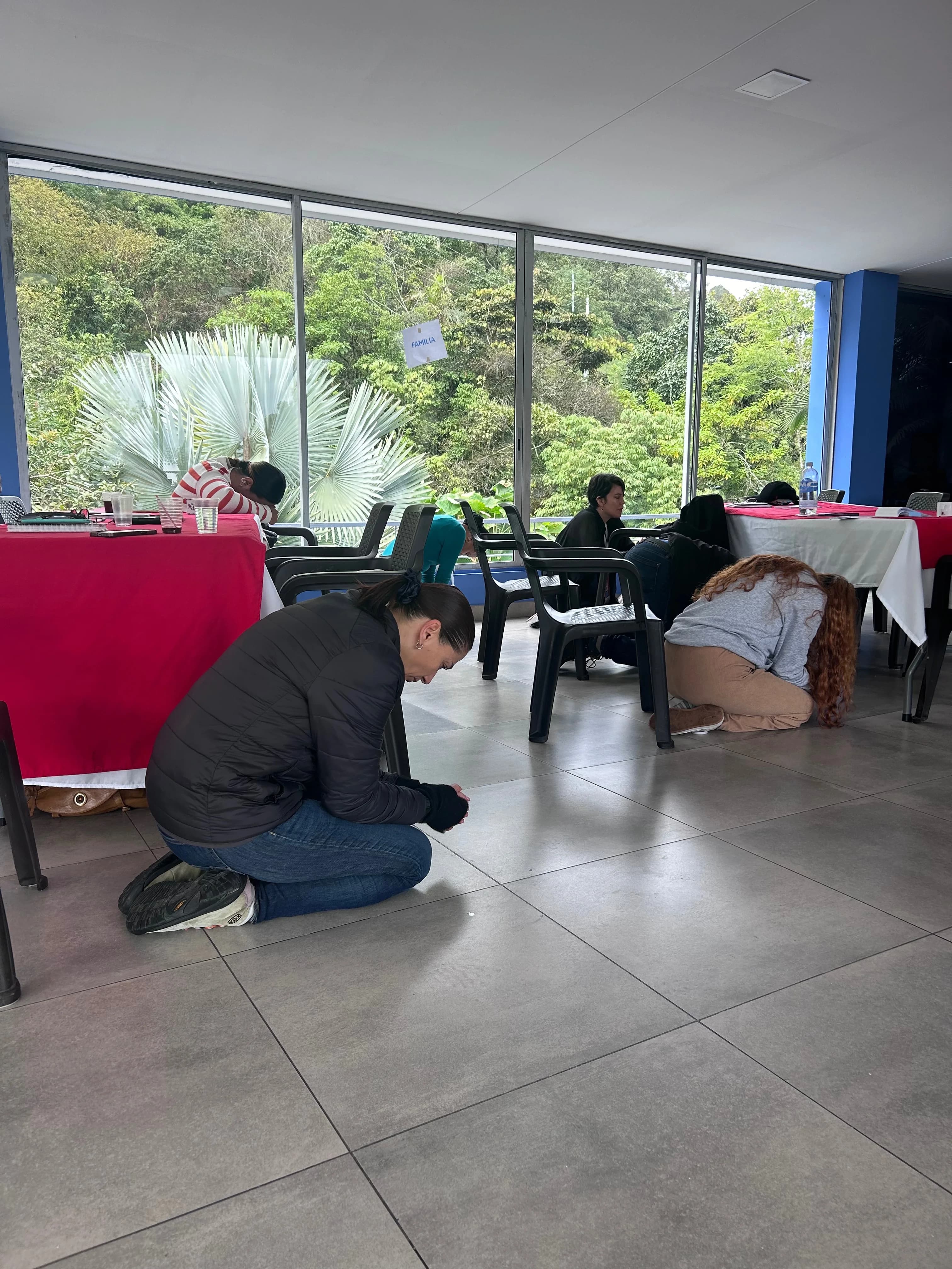 Participante de SIGUE en un momento de oración