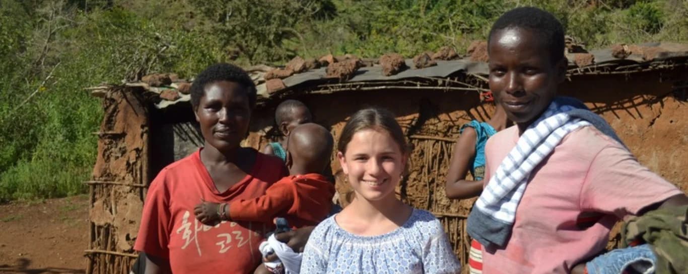 Una voluntaria compartiendo con familias de una comunidad