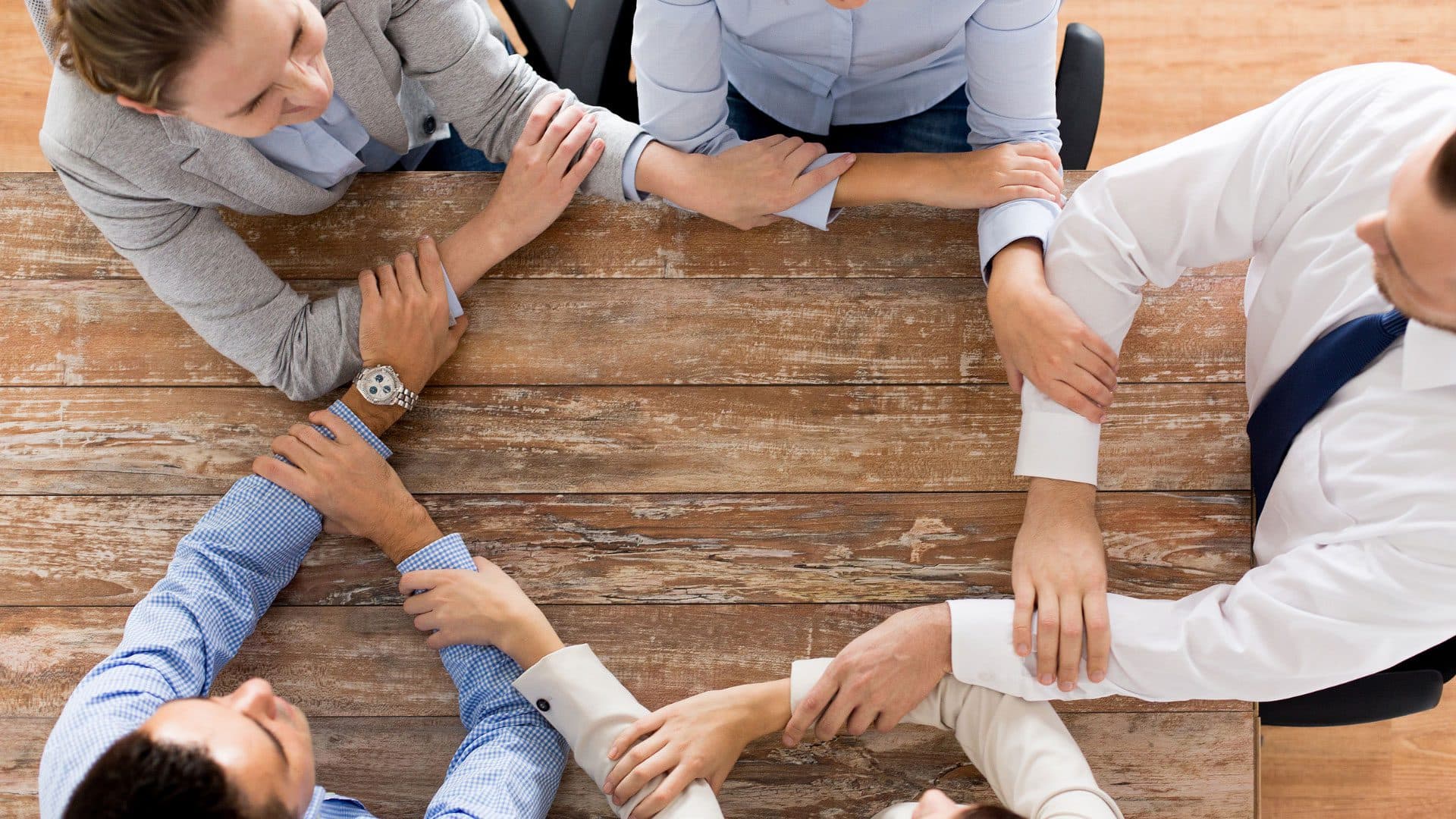 Equipo unido alrededor de una mesa