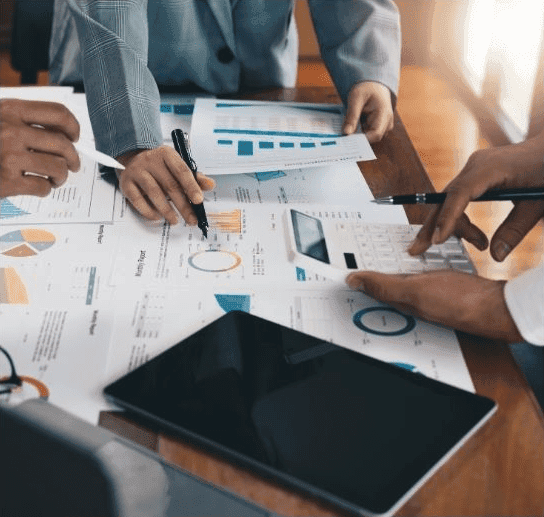 Escritorio con documentos de mercado