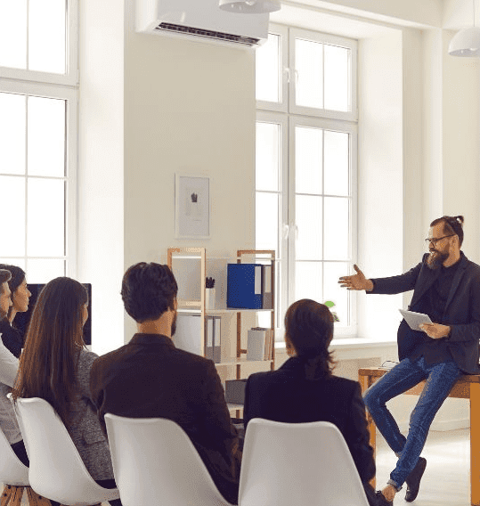 Instructor dando una clase a un grupo de personas